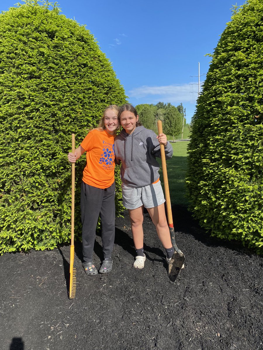 ms_ckramer's tweet photo. Another successful Day of Service at the Grandview Cemetery! Our hard work was rewarded with a cookout💙💪🏼✨ #LeadWithLove https://t.co/jahxtYhL4P