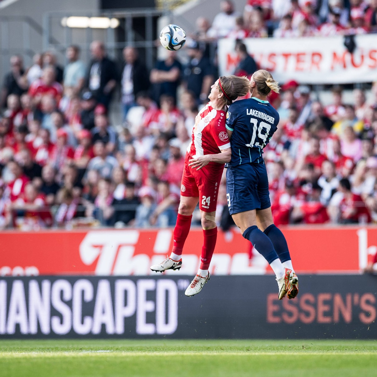 Jubel und hängende Köpfe sind zum Start des 37. Spieltags eng beieinander. Der @TSV1860 gewinnt bei @rot_weiss_essen 1️⃣:0️⃣. Dadurch sichern sich die Sechziger die Klasse 💪, während RWE die letzte Chance auf den Aufstieg verpasst 😟. #3Liga #zeigtsuns #fu3ball #RWEM60 | 📸 Imago