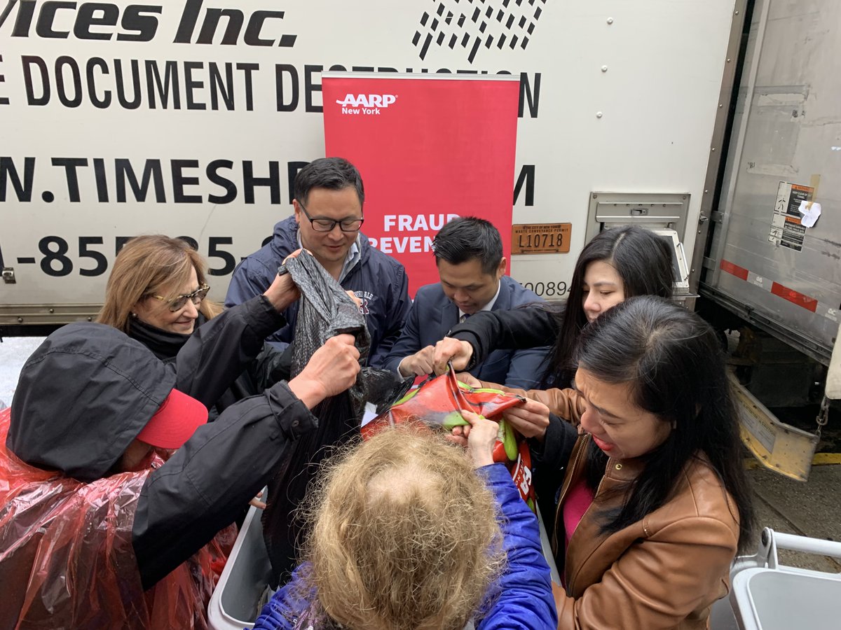 Thank you to @rontkim @LiuNewYork @CMSandraUng & reps for @RepGraceMeng (Evelyn Li) & @NewYorkStateAG (@AdamFengChen) for joining us at our #FightFraudShredIt event in Flushing to help prevent fraud during #AsianAmericanNativeHawaiianPacificIslanderMonth. spr.ly/6012jxxR0
