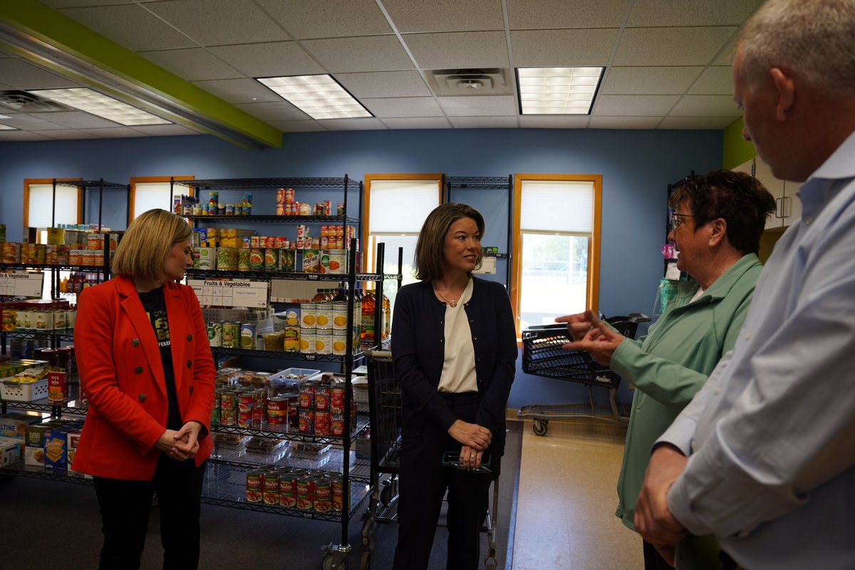 Today, I visited the Lonsdale Area Food Shelf with @2Harvest to learn more about how we can keep working to combat food insecurity in #MN02 and lower costs at the grocery store for working families.