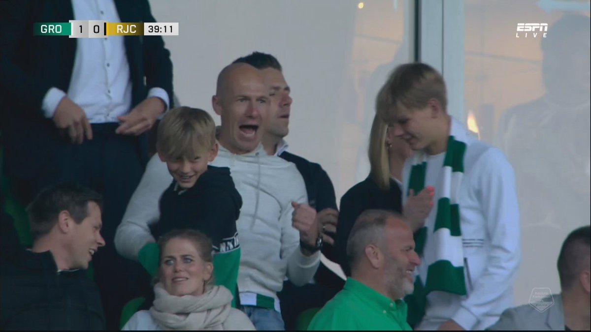 oranjefussball's tweet image. 💚🤍 Einmal FC Groningen, immer FC Groningen: Ex-#FCBayern-Spieler Arjen #Robben ist im Stadion. 

#GROROD