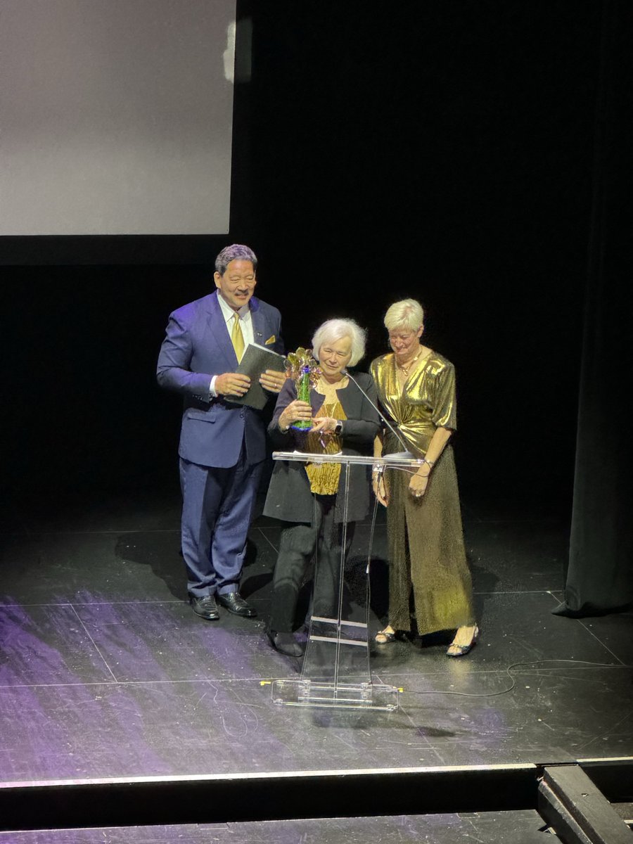 At the opening of the 50th Seattle International Film Festival 🎬, @MayorofSeattle honored Donna James with the Mayor’s Award for Outstanding Achievement in Film. Learn how Donna helped shaped Seattle’s film industry: bottomline.seattle.gov/2024/05/10/may… @SIFFnews #Siffty #DowntownIsVibrant