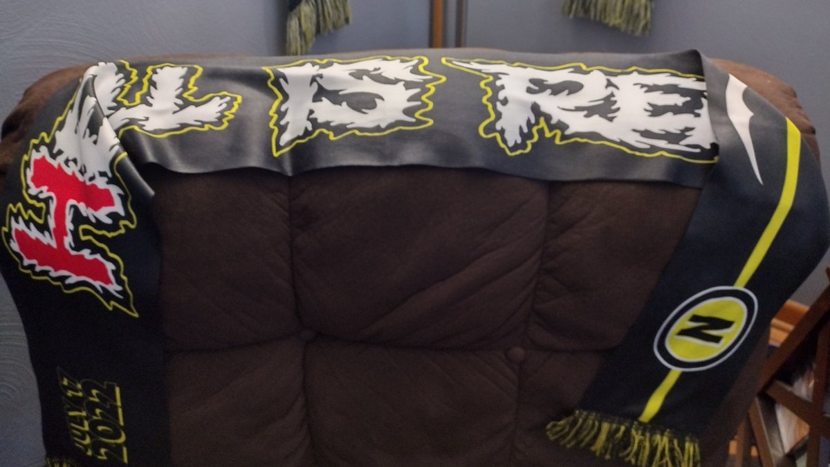 DesignSpecter's tweet photo. Meeting the team bus is something we have not done while we're down there so I think this is going to be another first this #HellisReal weekend!!!! It's almost like I bought this hoodie last year for some certain reason
💛🖤🤔🖤💛 #Crew96 @gcgbag96 #BeMassive https://t.co/WYv52aW92C