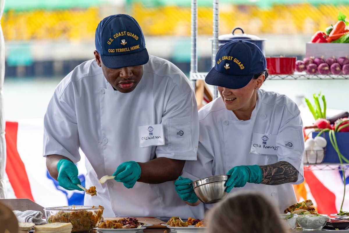PortofLA's tweet image. Planning your #LAFleetWeek2024 schedule? Galley Wars returns on Saturday May 25! Teams from visiting units face off in an epic culinary competition. LA Fleet Week® returns May 24-27 to the @LAWaterfront at the #PortofLA! Follow @LAFleetWeek for info. lafleetweek.com