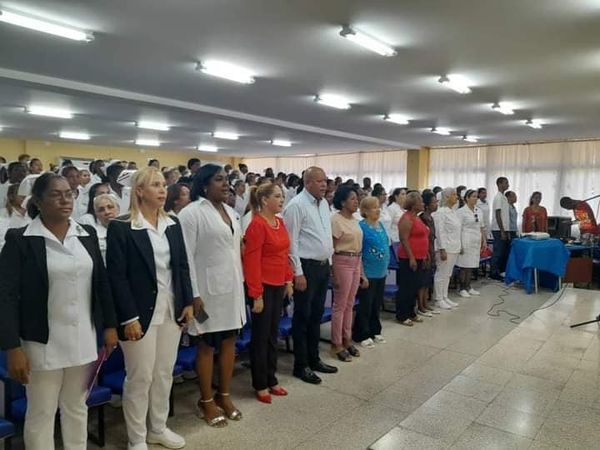 "Honrrar, honrra" máxima Martiana que hoy presidió las actividades en conmemoración al Día de la Enfermería en #Guantanamo en la se impuso la Distinción por la Educación Cubana a 4 excelentes enfermeras #ucmgt #SaludGuantanamo #UniversidadCubana <a href="/MINSAPCuba/">Ministerio de Salud Pública de Cuba</a> <a href="/japortalmiranda/">José Angel Portal Miranda</a>