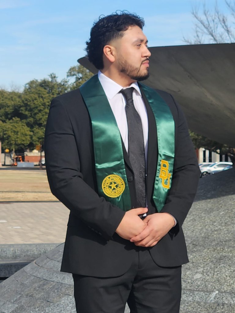 evelynmarquez's tweet photo. Congratulations Carlos Ernesto Marquez💐We love you hijo ❤️🎓#baylorgrad https://t.co/dAql4FzclA
