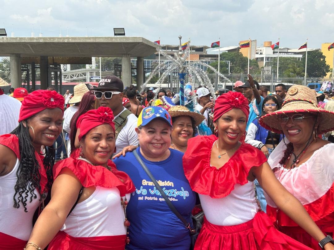 #10Mayo. Gracias a nuestro amado presidente <a href="/NicolasMaduro/">Nicolás Maduro</a> nos encontramos en el estadio Monumental "Simón Bolívar" en la actividad denominada "Festival Mundial Viva Venezuela". #LaRinconada.

<a href="/_LaAvanzadora/">Yelitze Santaella</a> 
<a href="/gtorodelara/">Gisela Toro Hernández</a> 
@MPPEDUCACION