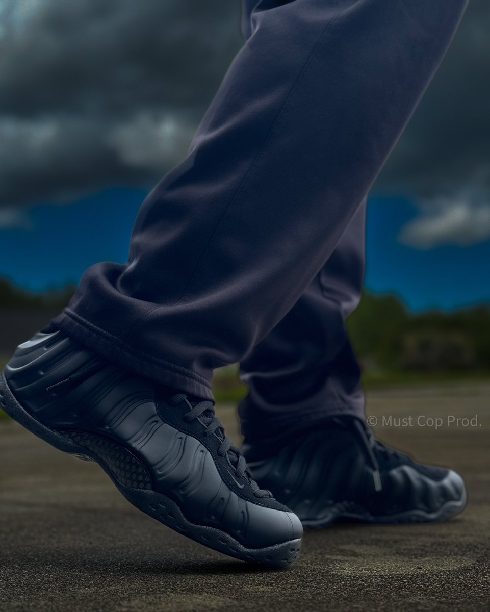 Happy Friday‼️ Grey skies, so them triple black thangs are the move for me. God Bless! #KOTD Nike Foamposite Anthracite #nike #penny #1cent #foaminati #OGlove #enjoylife #wearyoursneakers #snkrsliveheatingup #everythingiseasy