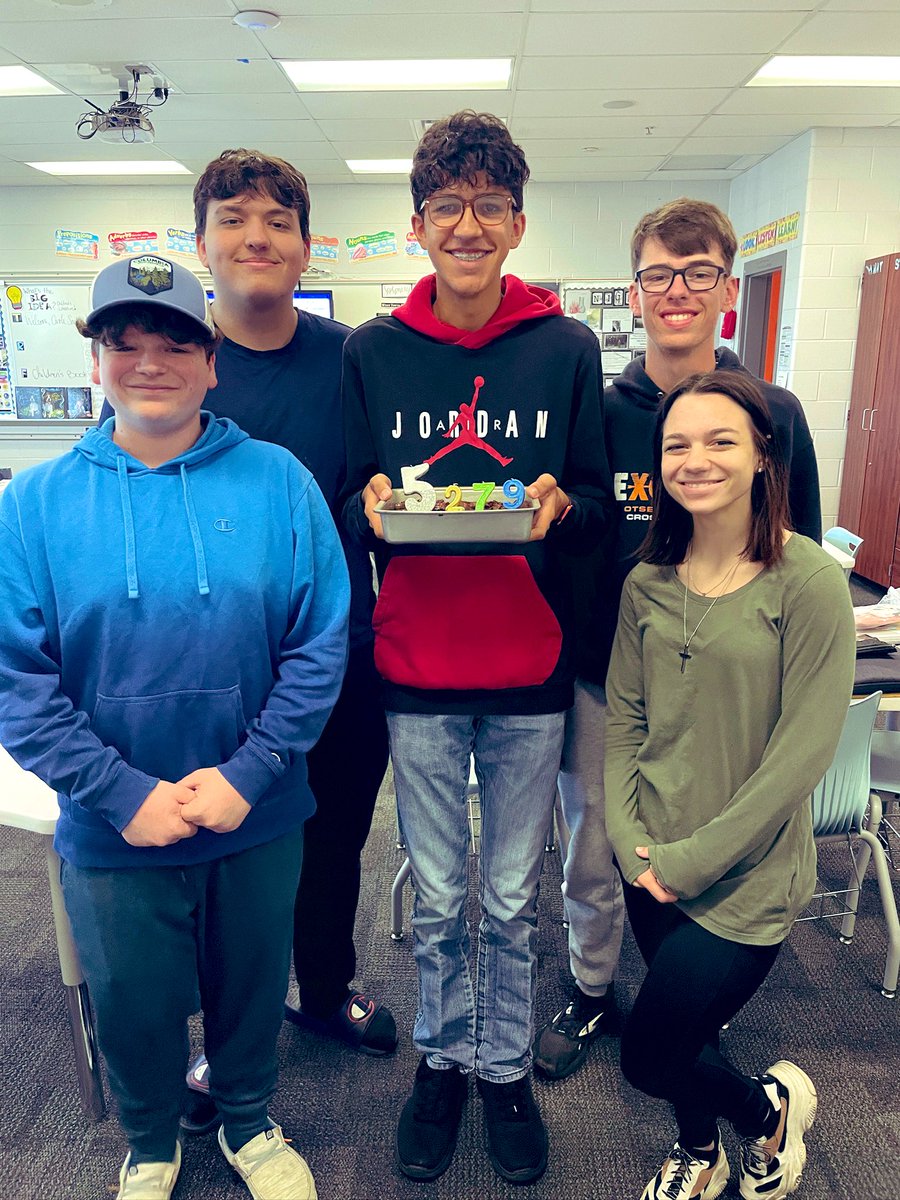 OHS_RoundTable's tweet photo. It’s Kaden’s 1️⃣8️⃣th birthday! Please join me in celebrating the voice behind many podcast episodes and @OtsegoTv! 🎉🎉🎉
🎙️The number 5,279 keeps with our new #RoundTablePodcast tradition… counting episode downloads while celebrating birthdays! 🧡
#1HB #OtsegoKnights #Podcast https://t.co/jZY1bOLZqa