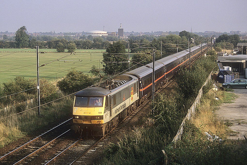 pacorrie's tweet photo. July 1997 on hire to Gner a Kingโs Cross Leeds semi fast on the approach to Bentley South Yorkshire 90032 Cerestar.
#class90 #cerestar #Rfd #gner #trainspotting #25kv #bentley https://t.co/WmmKqBL3PR