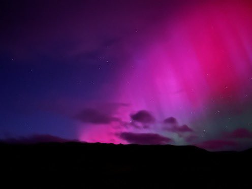 TheInsiderPaper's tweet image. BREAKING: Incredibly bright aurora graces the skies over New Zealand now due to the impact of the solar storm (📸 Dr. Andrew Dickson)