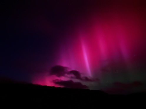 TheInsiderPaper's tweet image. BREAKING: Incredibly bright aurora graces the skies over New Zealand now due to the impact of the solar storm (📸 Dr. Andrew Dickson)