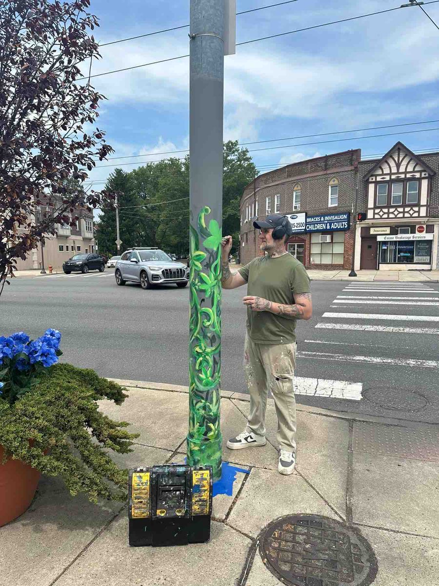 If you were by the shop the last few days you may have noticed artist Bill Becker making our little corner of the city a little more beautiful. 💚🌱🍃
.
#steinflorist #steinyourflorist #art #streetart #phillyart #billbecker #mayfair #artiseverywhere #nephilly #northeastphilly