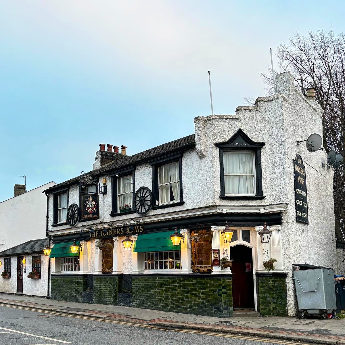 The Joiners Arms 
📍50-52 Woodside Green, London SE25 5EU
🚇 Norwood Junction
🍺 £5.20 Heineken 

A Must Visit London Pub.

#londonpub #pub #crystalpalace #Victorian #local #southlondon #joinersarms #southnorwood 

Full feature on Instagram and Facebook, link in bio. 🍻