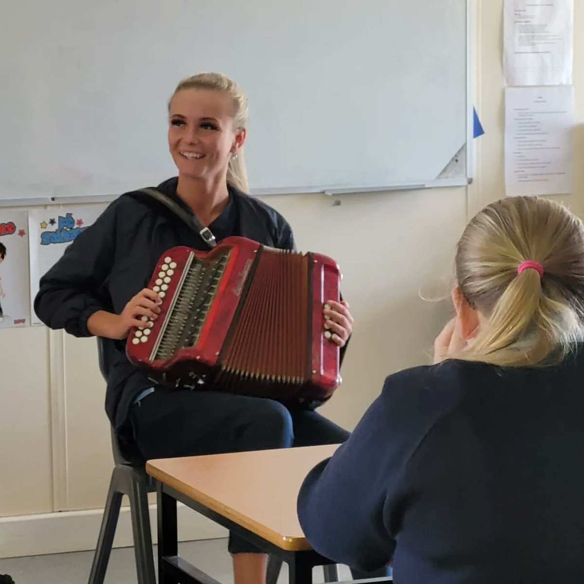 Some of #ASM's Fifth Year Gaeilge students were treated to a 'bosca ceoil' lesson! As they study 'A Thig ná Tit Orm', Maidhc Dainín O Sé's autobiography, Ms Hunt gave the girls a crash course on his beloved accordion. Some of them even had a go! Maith sibh cailíní!
