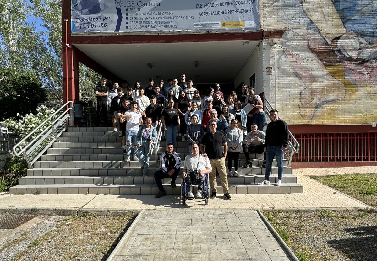 Aquí tenéis la foto que nos hemos echado tras la charla de <a href="/DaveEspadas/">🟣 David Espadas 🏍</a> 🥰 #CyACartuja #reporterotuitero