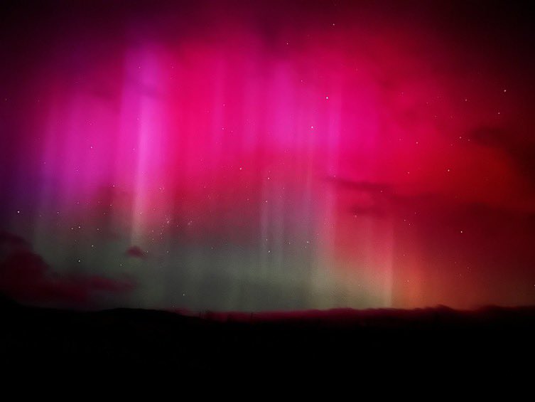 🇳🇿 | ÚLTIMA HORA Una aurora extraordinariamente brillante iluminó el cielo de Nueva Zelanda debido a la influencia de la tormenta solar en curso. La impresionante vista fue capturada por el Dr. Andrew Dickson, destacando el impacto visual del fenómeno.
