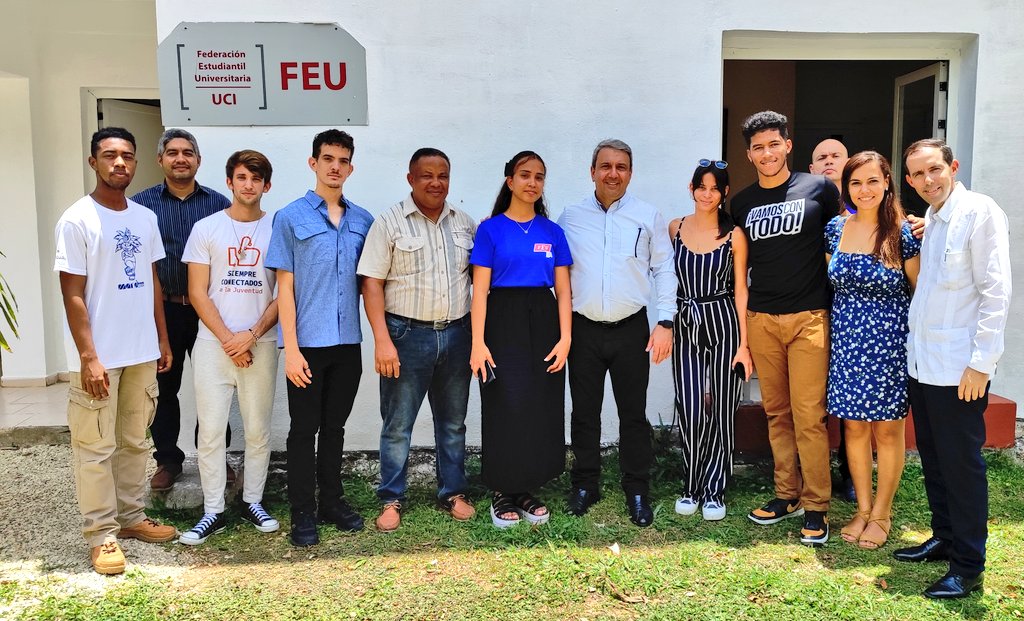 El secretariado de la @feu_uci recientemente elegido, con su presidenta al frente, Yanara Sosa Tejera, recibió a @WalterBG_MES en la sede de la organización en el corazón de la residencia universitaria. @FeuCuba @raydelmp @CubaMES @BasultoRamirez @DrRobertoMOjeda