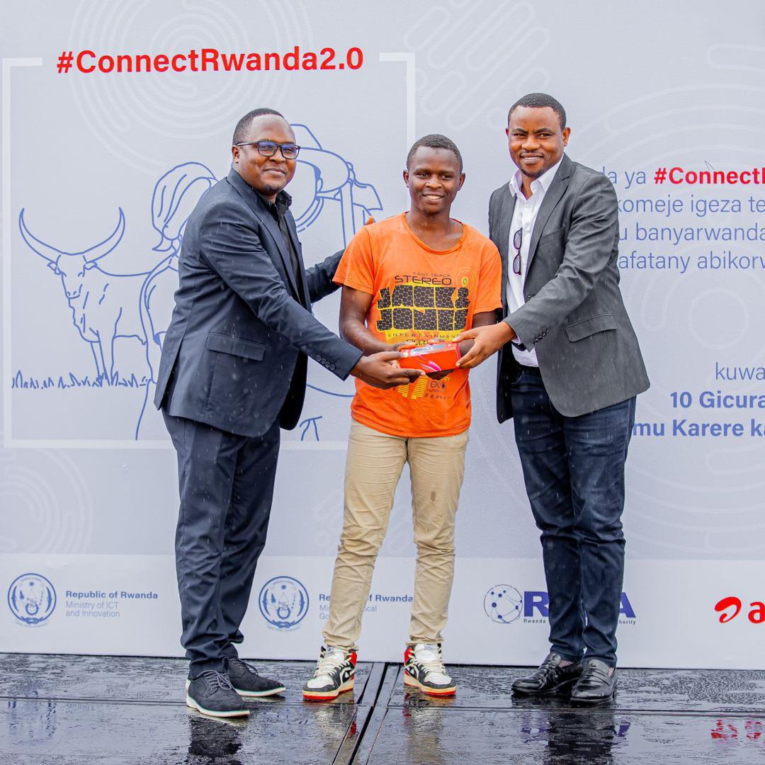 RusiziDistrict's tweet photo. None mu karere ka Rusizi mu Murenge wa Kamembe,ku bufatanye na @RwandaICT @RwandaLocalGov @RISARwanda na @RusiziDistrict hatangijwe ku mugaragaro igikorwa cya #ConnectRwanda kigamije guhabaturage bose telefone za smart phone . https://t.co/XnEnrB4nFM
