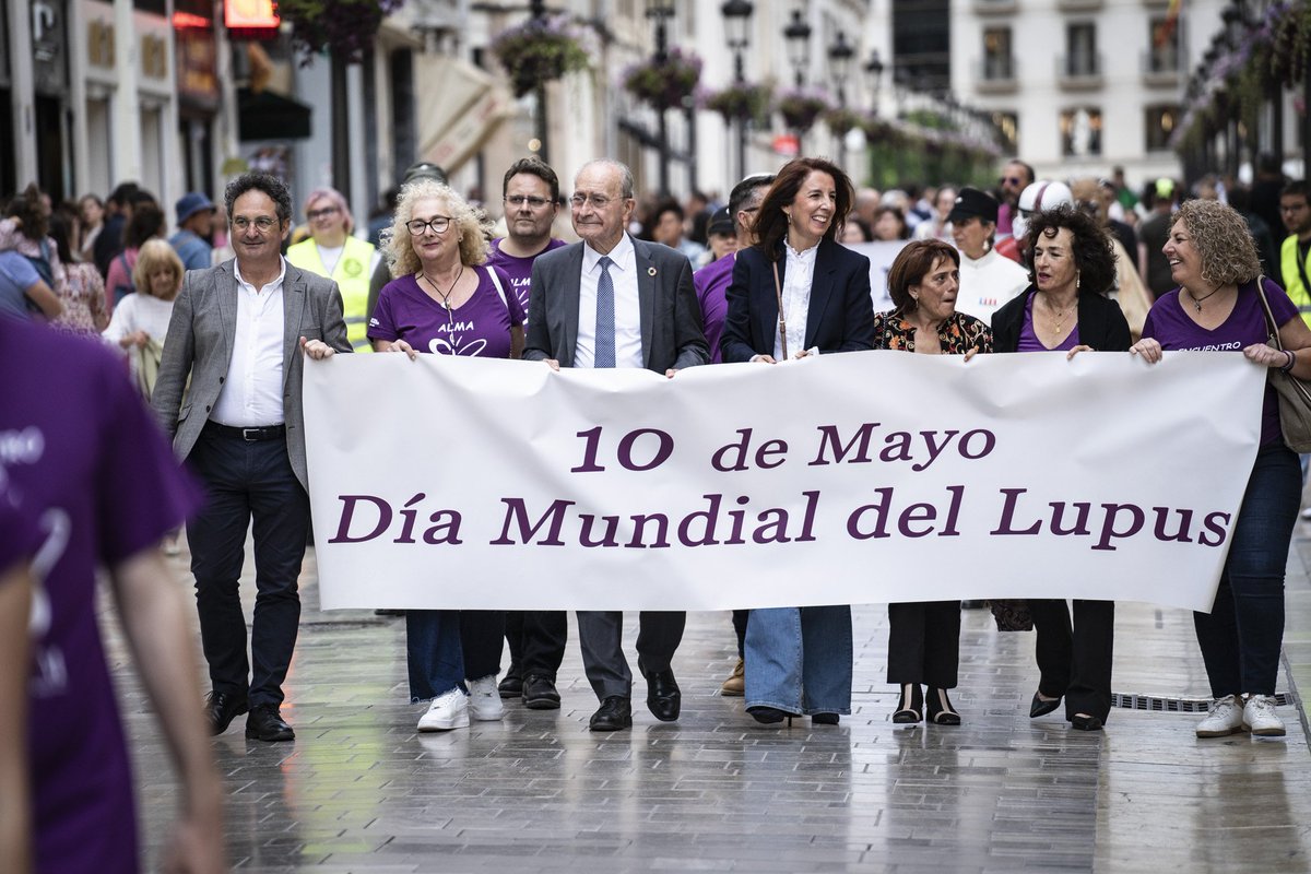 Con motivo del Día Mundial del Lupus, hoy 10 de mayo, el alcalde, @pacodelatorrep, junto al concejal de Derechos Sociales, @paco_cantos, ha saludado a los participantes del acto que se ha realizado, con la lectura de un manifiesto y recorrido por calle Larios.
