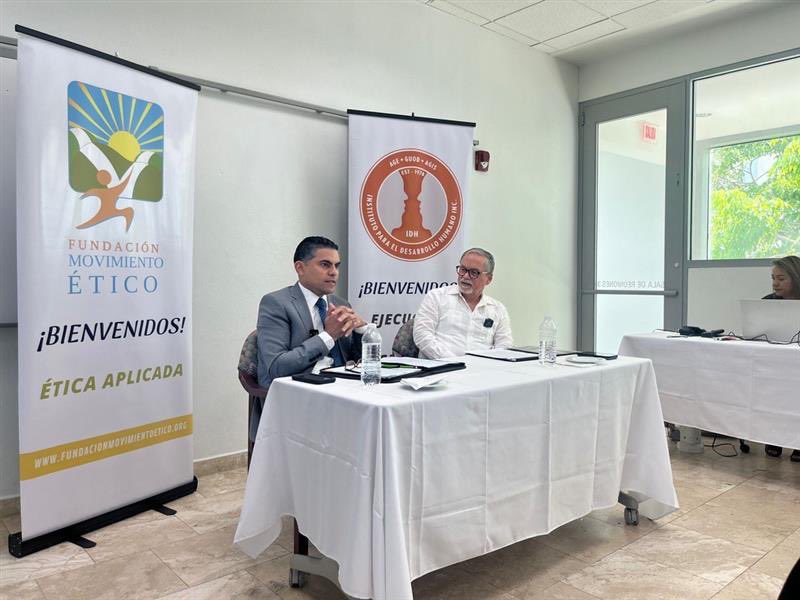 OEGPR's tweet photo. El Dir. Ejecutivo de .@OEGPR Luis A. Pérez Vargas participaró  junto al Dr. Miguel A. Arrieta del foro: Sembrando las Bases de la Ética Aplicada hacia un Gobierno Transparente y Justo. @ethicmovement https://t.co/sDa2rPfsRp