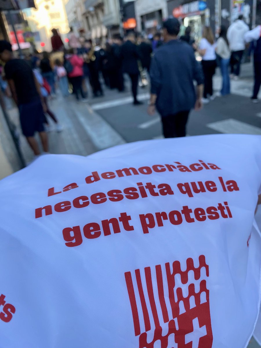 #nohisomtots: hem repartit tots els mocadors de #festesdemaig2024. Va per vosaltres, @oleguerserra @albertmartnez i @adrinoestassol, represaliats de la comarca i a tota la resta de persones perseguides avui en el seu dret a la protesta. #Badalona