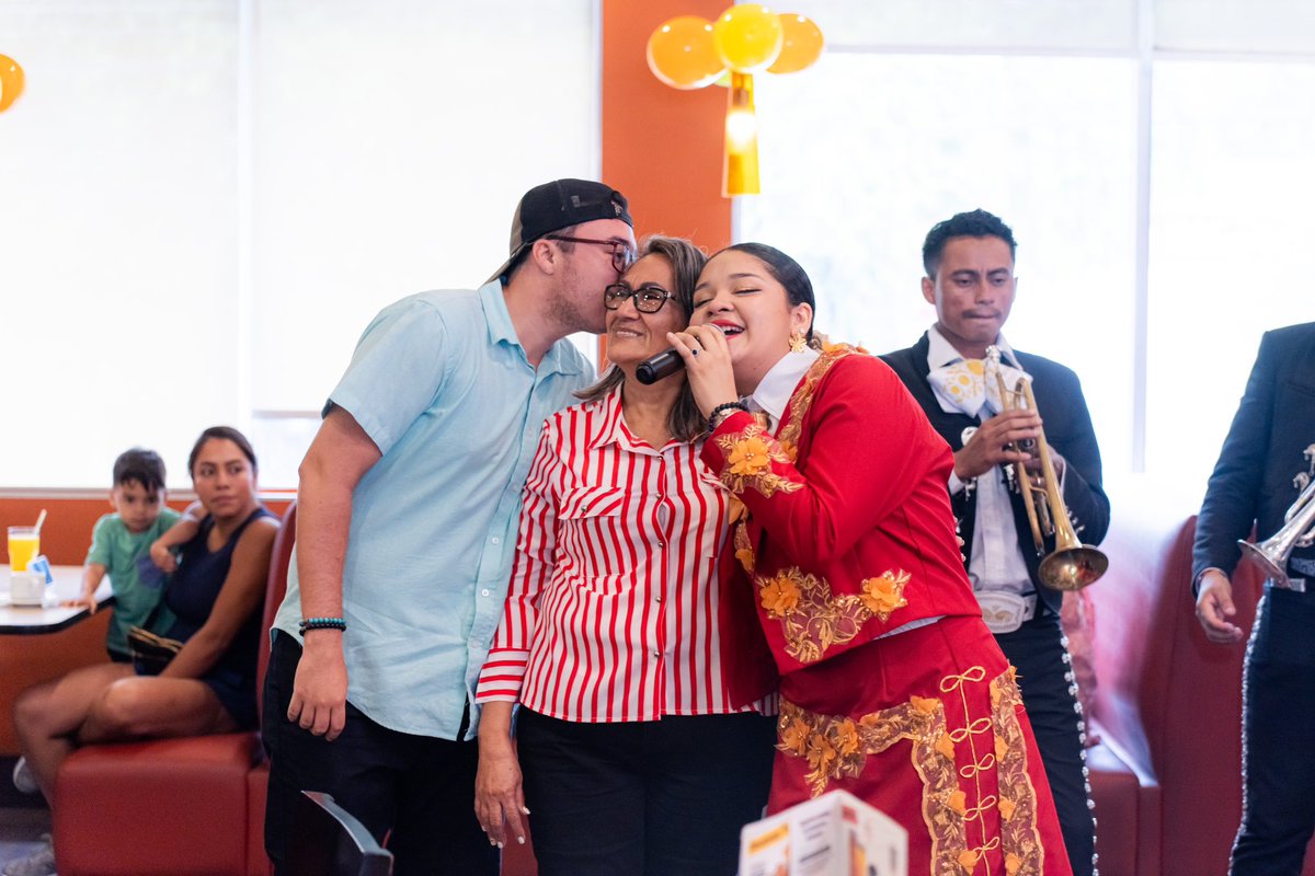 ¡Hoy celebramos el amor de Mamá con sorpresas especiales! ¡Ven a consentirla a Todo Sabor en su día! 🌸🎉

#DíaDeLaMadre
#CelebraAMamáATodoSabor