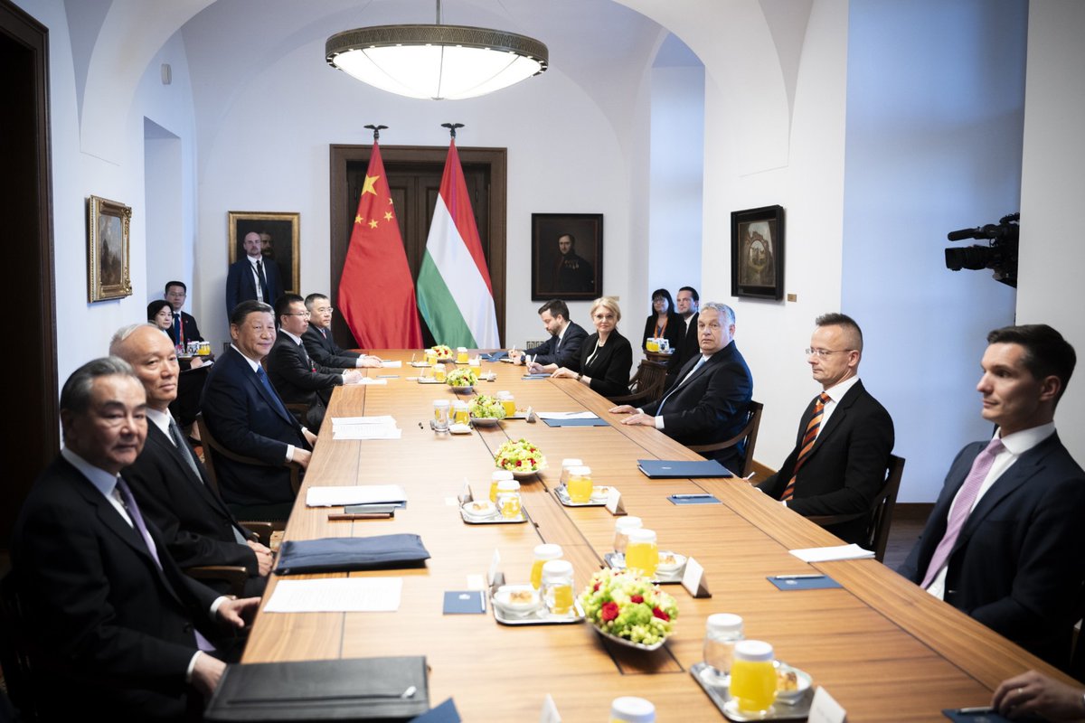 1/2 O čom sa jednalo pri návšteve čínskeho prezidenta v Budapešti? Peking vstupuje do maďarského jadrového biznisu. Potvrdil špekulácie, že Čína sa pripojí k výstavbe jadrovej elektrárne Paks II, ktorá bola doteraz ruským projektom.