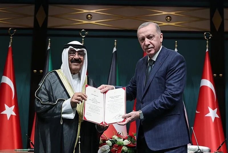 3 gün önce Türkiye’ye gelen Kuveyt emiri bugün meclisi feshettiğini ve anayasanın bazı maddelerini askıya aldığını duyurmuş. Maşallah dediği 3 gün yaşamıyor diyorum şaka sanıyorsunuz :)