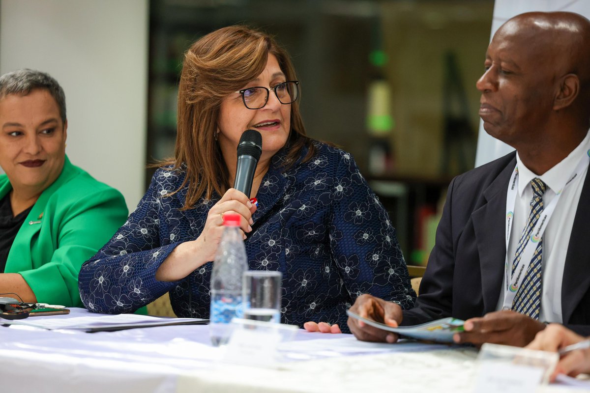 A declaração final sobre democracia e direitos humanos foi adotada pelas delegações parlamentares em #ParlAmericas2024 #ParlAmericasOPN. Foi lida no encerramento do evento por: Carolina Delgado🇨🇷, Hon. Leo Cato 🇬🇩 & @JoseMedeirosMT🇧🇷. 🖊️ Disponível em bit.ly/3UUIDmY