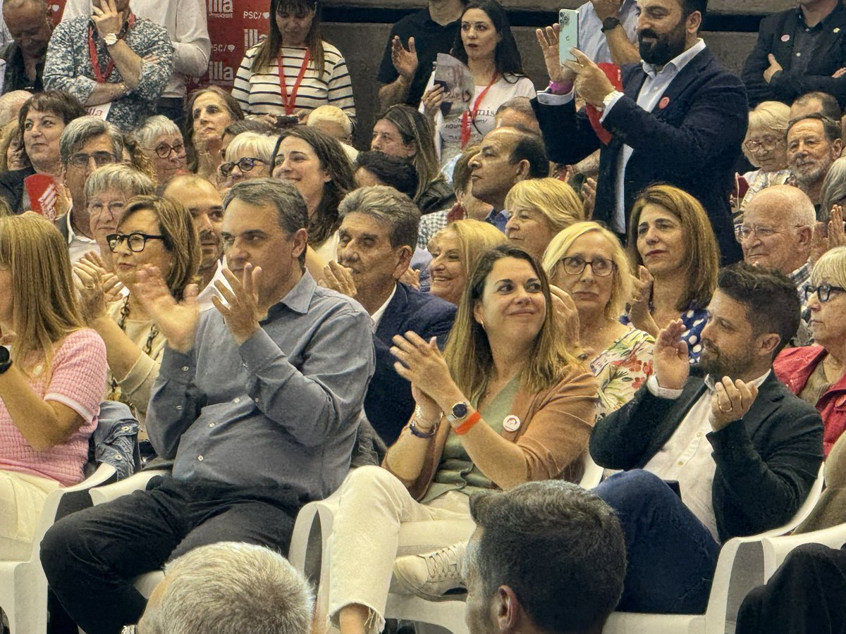 🌹 Tanquem la campanya en un acte multitudinari amb @jaumecollboni, @aliciarll, @sanchezcastejon i el nostre futur president de la Generalitat @salvadorilla. ‼️ Diumenge només hi ha dos camins: el bloqueig o un govern socialista amb Salvador Illa al capdavant. 🗳️ DIUMENGE, VOTA