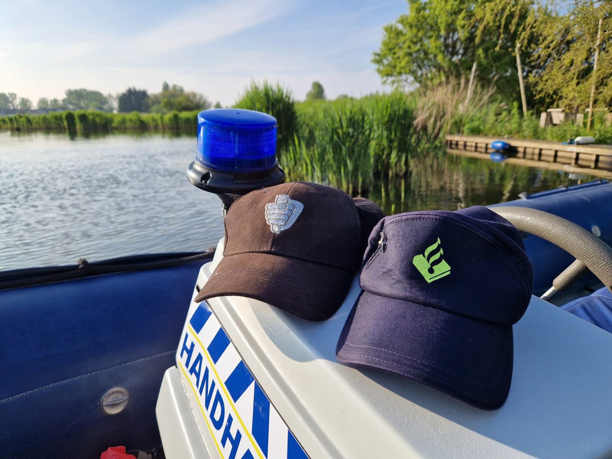 Tijdens vaarsurveillance #Medemblik deelden collega's #politie #Hoorn op het water #geenbon uit voor niet hebben dodemanskoord, geen registratieteken en overschrijden maximale vaarsnelheid. Politiemensen voeren actie voor #goedpensioen. Tijdig en gezond kunnen stoppen zwaar werk.
