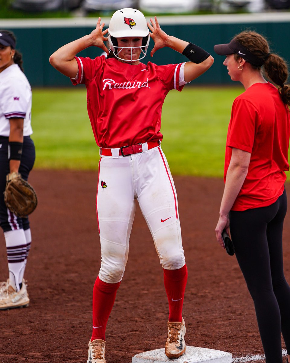 RedbirdsSB's tweet photo. 'Birds are HYPE and the crowd is lovin' it 😆

#RollBirds https://t.co/GiyO8tj4qn