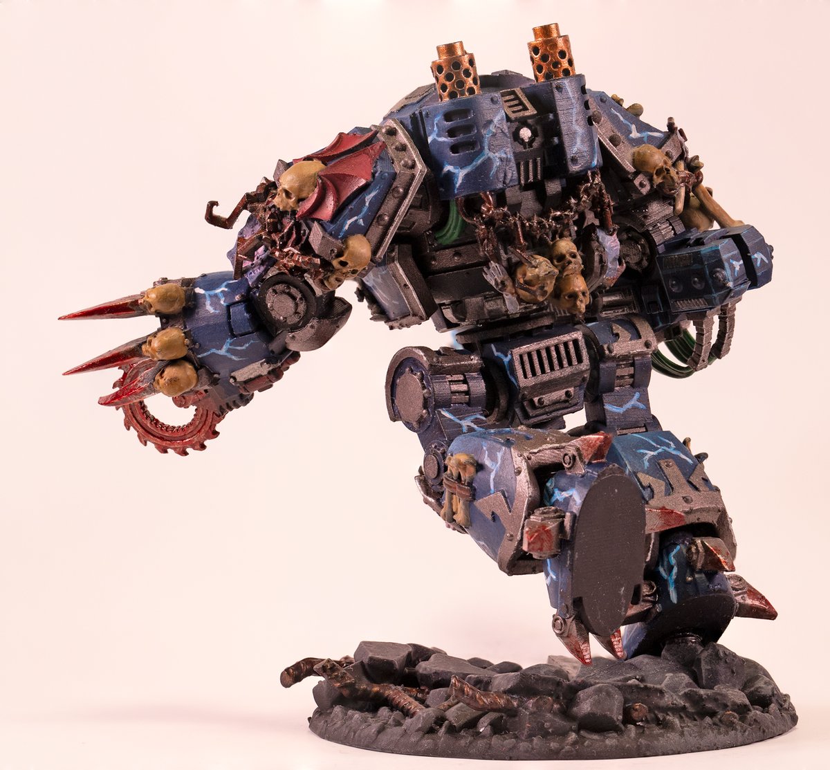I think that's it for the Night Lords 'Ossarion' Contemptor Dreadnought.  
I'll have a beer now. Or maybe two. #PaintingWarhammer 
#WarhammerCommunity 
#nightlords 
#horusheresy
@warhammer