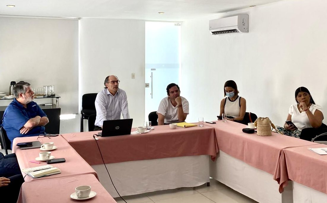 Hoy en #Barranquilla nos reunimos con actores del sector político del Atlántico, senadores, representantes y diputados, a quienes le agradezco su disposición y compromiso para adelantar una conversación sobre cómo fortalecer la colaboración entre el sector público y privado para…