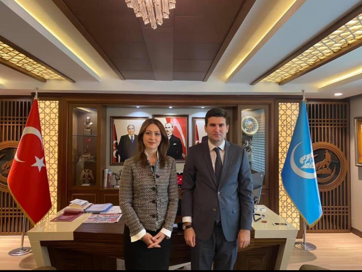 Bir kutlu sancağın şerefli bekçileridir onlar. 
Düşman hattına en ön siperden atılıp vatan, bayrak ve namus için serden geçerler. 
Bazen bir enkazın en tehlikeli yerinden aydınlığa ulaşan umudu temsil ederler.
Bazen de yanan ciğerleirmizi söndürmek için set çekerler tüm alevlere.