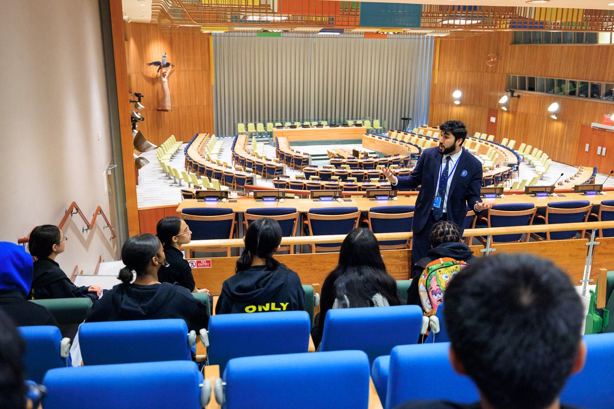 40 NYC Junior Ambassadors came to the #UNHQ with their science educators from Village Academy Middle School 🏫 in Far Rockaway, #Queens. They were welcomed by their tour guides Yiting (#China 🇨🇳) and Hashim (#Uzbekistan 🇺🇿) with whom they discovered the house of global diplomacy