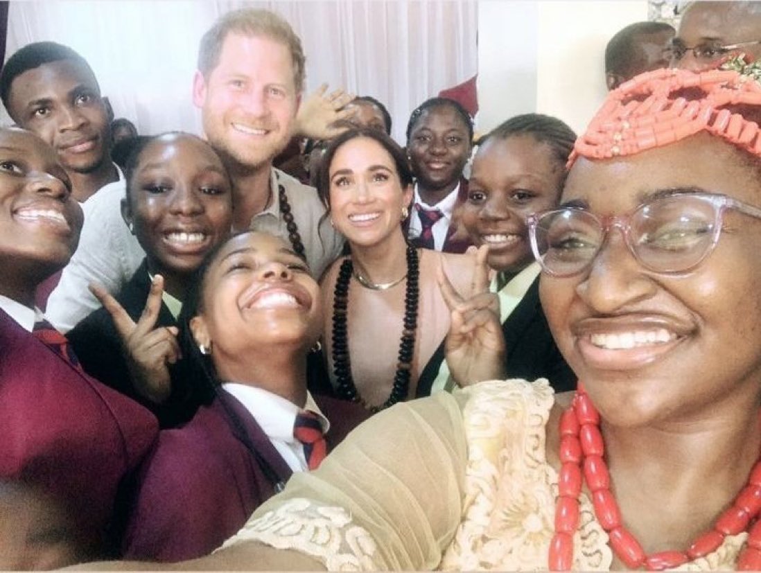What a difference between THIS with Princess Meghan   and Prince Harry and the colonizer Caribbean tour where Peggy and Karen thought they were too good to mingle with black people and had children behind chain link fences.

The beauty in this moment is indescribable. 🇳🇬😊❤️