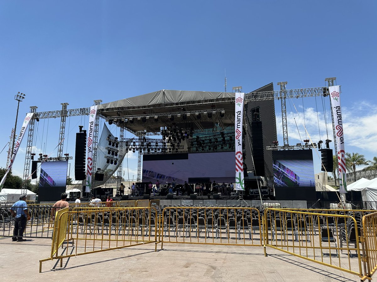 Todo listo en @PlazaMayorTRC para el concierto de @_CarlosRivera Acceso 6pm Concierto 8pm Entrada gratuita festejar a las mamás laguneras gracias a @RomanCepeda