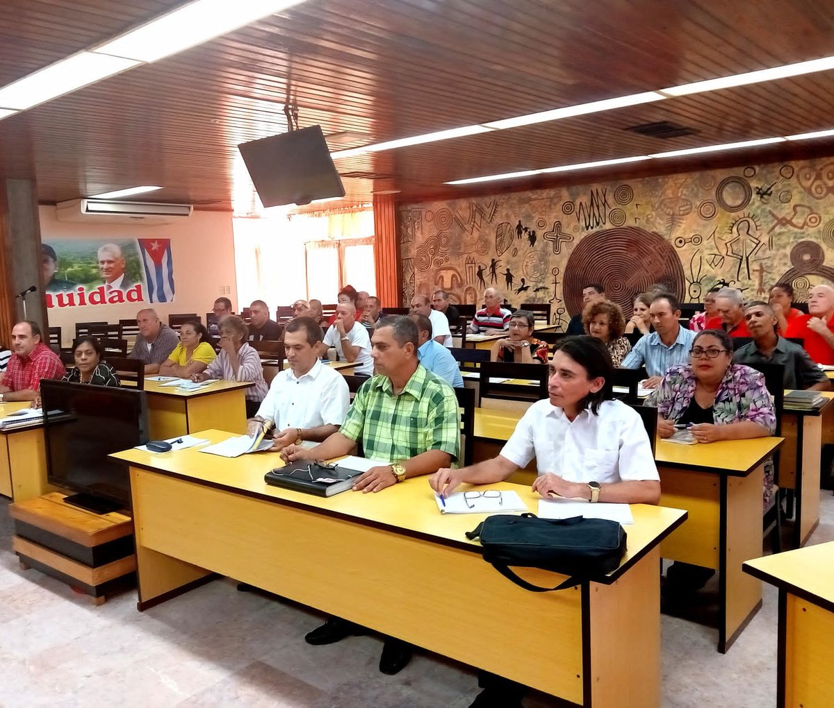 En Desarrollo | Encabezan Esteban Lazo, @HomeroAcostaA y @ManolihaHolguin encuentro de trabajo con la dirección de la Asamblea Municipal del #PoderPopular de #Holguín, Consejo de la Administración Municipal, presidentes de consejos populares y las direcciones de las comisiones