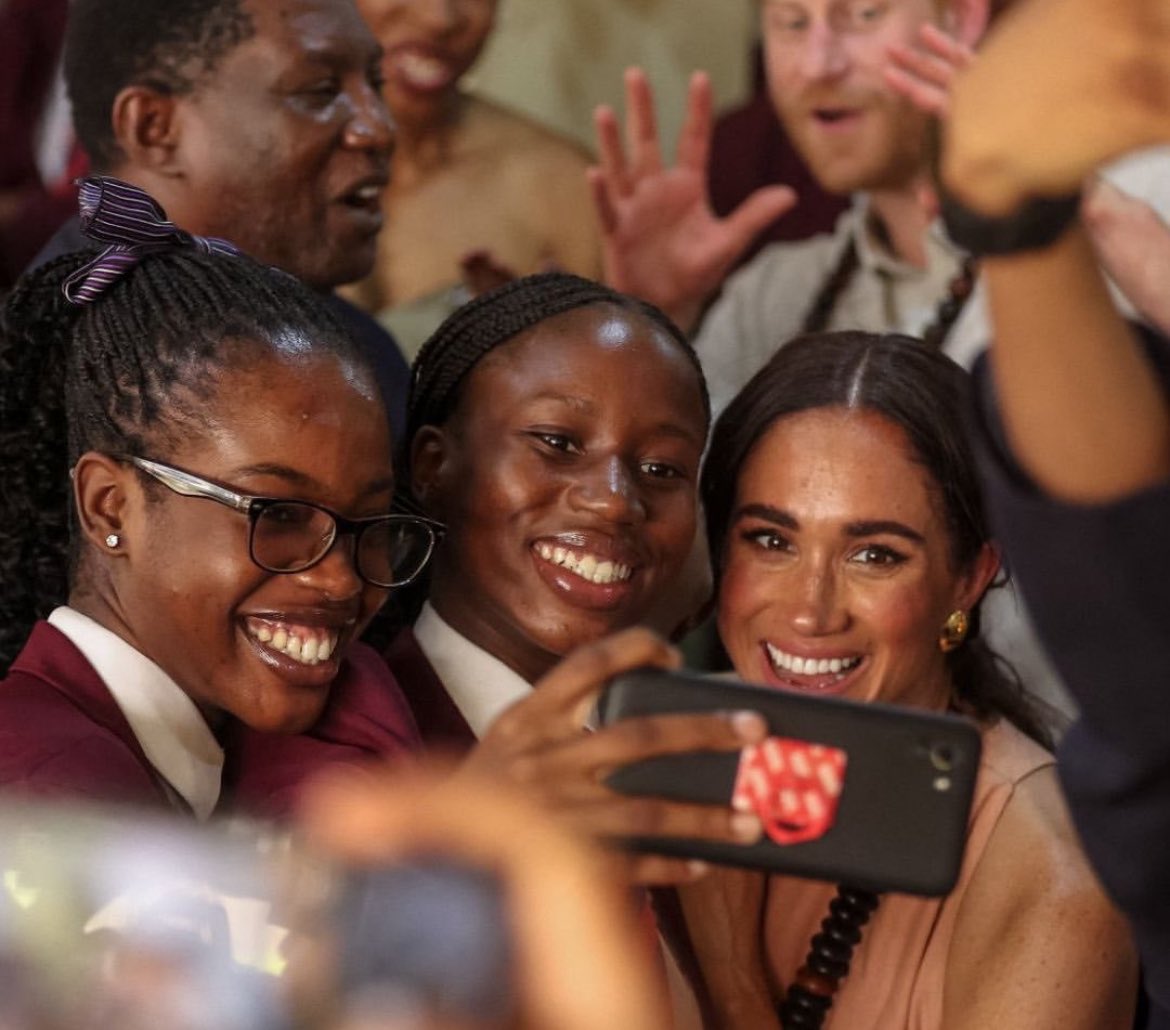 PRINCE HARRY AND MEGHAN MARKLE AREON A 3-DAY VISIT TO NIGERIA 🇳🇬: The Duke and Duchess of Sussex arrived in Nigeria on Friday for a three-day visit with a focus on meeting wounded soldiers promoting the Invictus Games, and supporting local charities.
They visited Lightway Academy