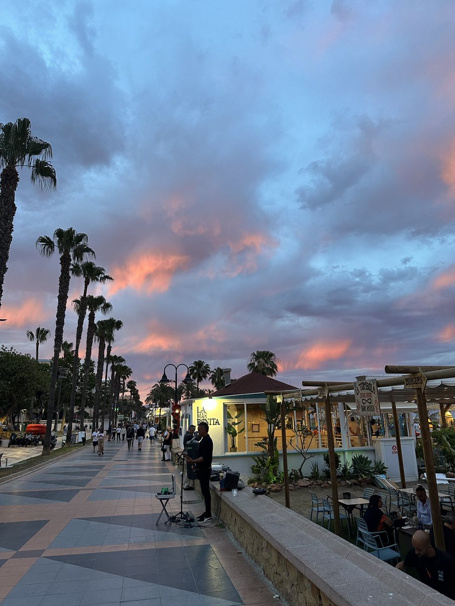 久しぶりのトレモリノス🇪🇸
21時台の日の入りは紅空
#Torremolinos #malaga