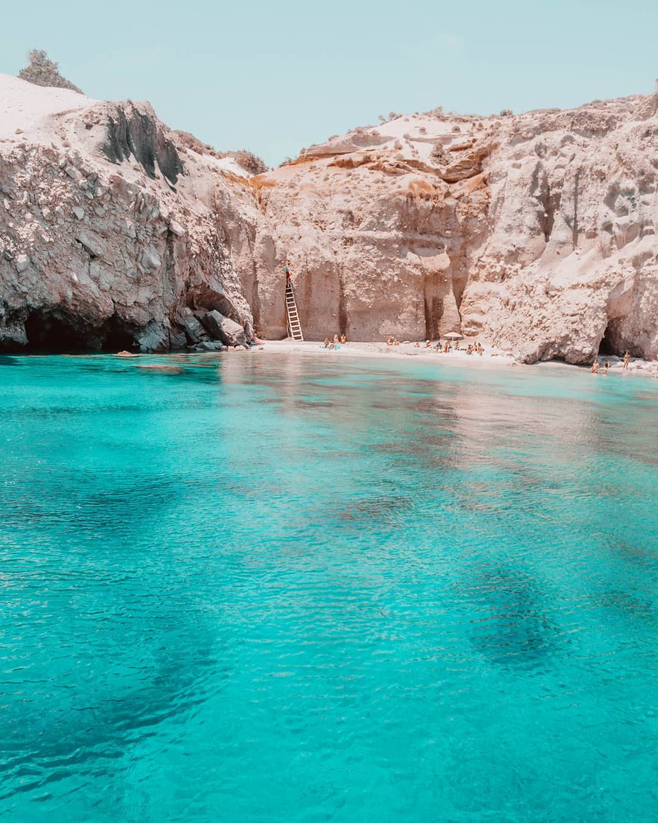 #Tsigrado Beach in #Milos is regarded as one of the most beautiful seashores in 🇬🇷 and a gem of the island. Being a great tourist destination due to its picturesque rocky cliffs & formations, Tsigrado boasts a sandy shore & bright, clean waters with stunning views. 📷 lavienblog