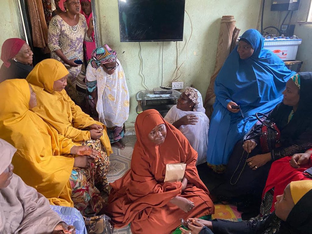 CONDOLENCE VISIT TO YAURI Yesterday, 9th may 2024, Wife of Minister of Budget and Economic Planing, H.E. Dr Zainab Shinkafi Bagudu @DrZSB has condoled the family of the Managing Director of Hydroelectric power producing Area Development Commission (HYPPADEC), Alhaji Abubakar…