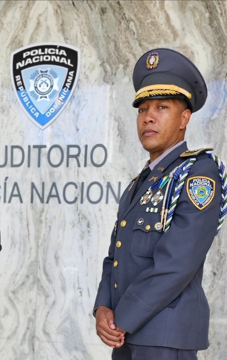 Hoy quiero compartir que hace 24 años recibí mi primer salario como Raso de la @PoliciaRD institución que junto al deporte han sido el soporte de mi familia y mi bienestar. #24añosEnLaPN