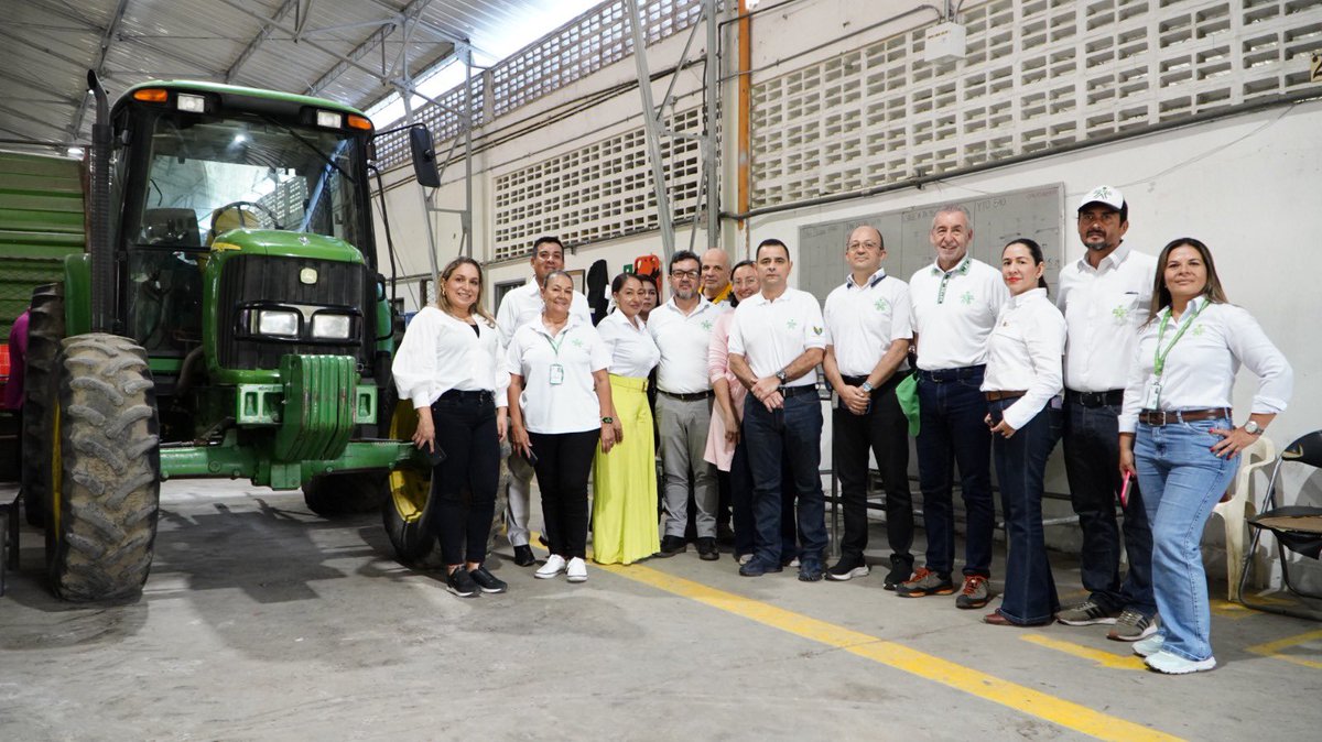 En el Centro Agropecuario de Buga, el Director General @JorgeELondonoU recorrió junto a los directivos del #SENAValle las instalaciones del #CAB y escuchó las inquietudes de los aprendices. #SomosSENA