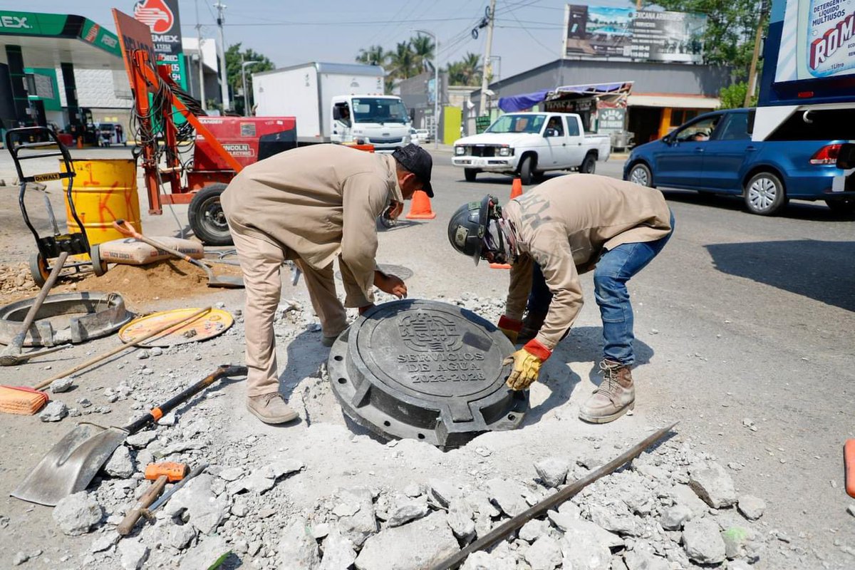 Ⓜ️📺 👷🏻Personal de alcantarillado realiza la reposición y colocación de tapa en pozo de visita en la Riberas del Atoyac esquina Av. Ferrocarril, Trinidad de Viguera. @SOAPA_Oax Cuidemos de las tapaderas reportando cualquier anomalía a las autoridades.