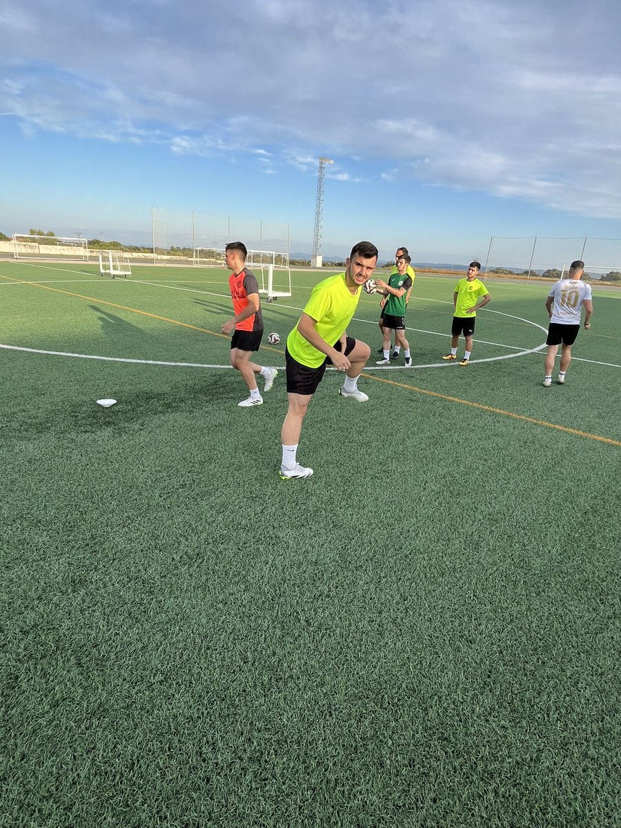 Ultimo entrenamiento de la semana 🏋️‍♂️🏋️‍♂️🏃‍♂️🏃‍♂️
Con las pilas 🔋 recargadas vamos a por todo a <a href="/CD_SantaMarta/">𝘾. 𝘿. 𝙎𝘼𝙉𝙏𝘼 𝙈𝘼𝙍𝙏𝘼</a> 
<a href="/CPChinato/">CP Chinato</a>