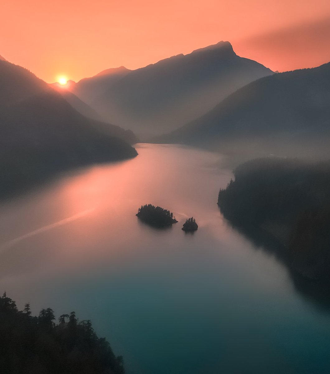 Just one more minute

The last gasps of sun falling on a hazy North Cascades #NationalPark. The teal from the water and orange from the sunset were battling it out. The teal eventually won.