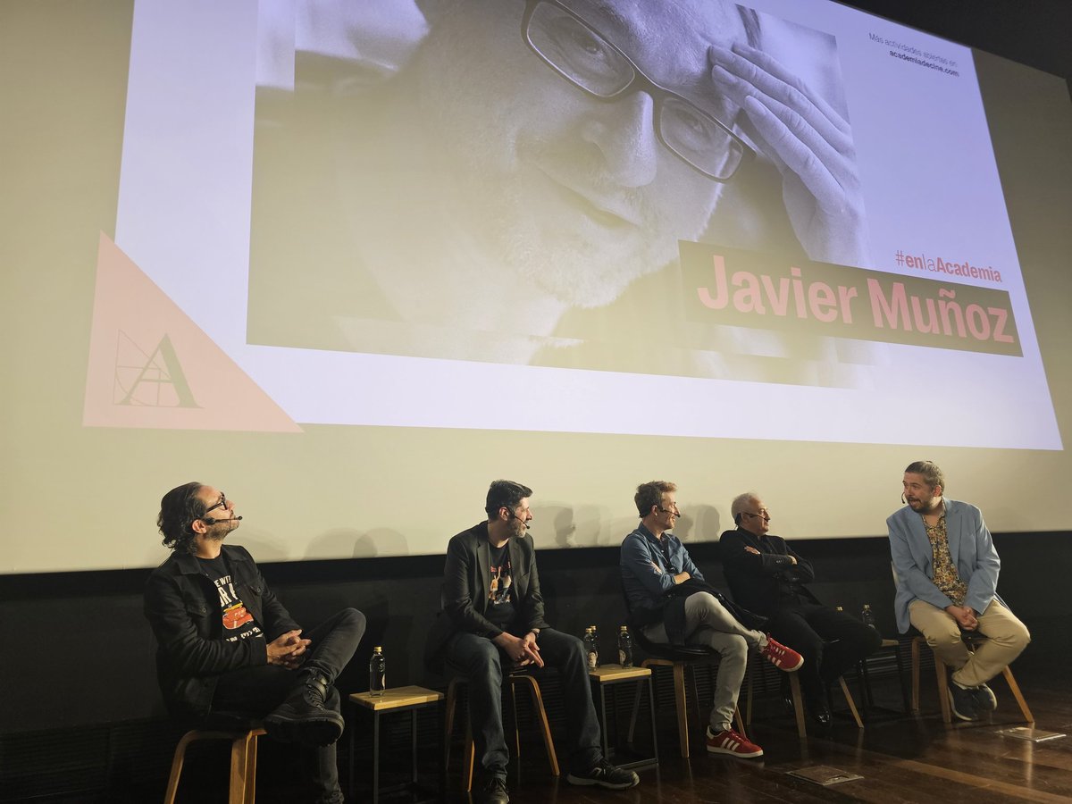 Maravilloso homenaje en la @Academiadecine al recordado director y guionista JAVIER MUÑOZ, fallecido en 2021. Un tipo sensacional. Proyeccción de su excelente ópera prima, SICARIUS, y charla con anécdotas de este gran amigo. Aquí están JOSITO, @carlos_santos_r y @VctorClavijo .